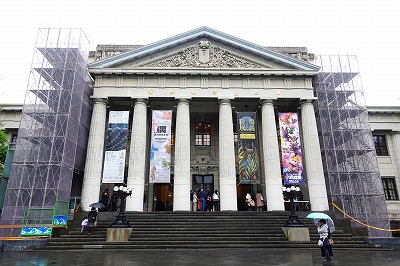 博物館は神殿のような建物
