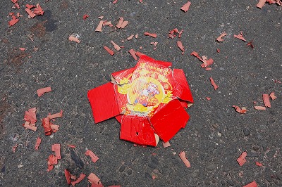 爆竹の残骸