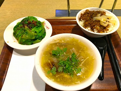 台北101のフードコートの魯肉飯定食